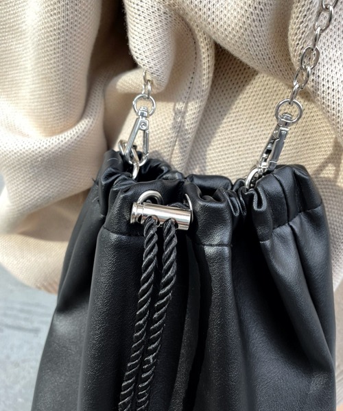 WHO'S WHO gallery（フーズフーギャラリー）の「【SixM/シックスエム】サテン/フェイクレザー巾着（ハンドバッグ・レディース・ブラック/ブラック系/シルバー・FREE）」の6枚目の写真