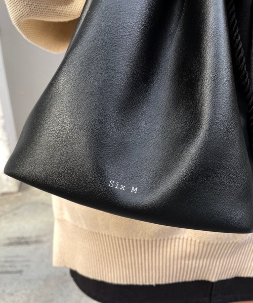 WHO'S WHO gallery（フーズフーギャラリー）の「【SixM/シックスエム】サテン/フェイクレザー巾着（ハンドバッグ・レディース・ブラック/ブラック系/シルバー・FREE）」の8枚目の写真