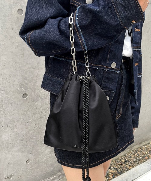 WHO'S WHO gallery（フーズフーギャラリー）の「【SixM/シックスエム】サテン/フェイクレザー巾着（ハンドバッグ・レディース・ブラック/ブラック系/シルバー・FREE）」の10枚目の写真