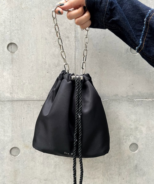 WHO'S WHO gallery（フーズフーギャラリー）の「【SixM/シックスエム】サテン/フェイクレザー巾着（ハンドバッグ・レディース・ブラック/ブラック系/シルバー・FREE）」の12枚目の写真