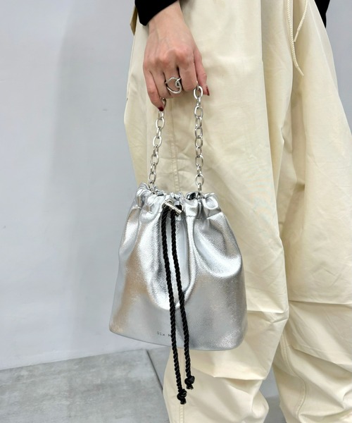 WHO'S WHO gallery（フーズフーギャラリー）の「【SixM/シックスエム】サテン/フェイクレザー巾着（ハンドバッグ・レディース・ブラック/ブラック系/シルバー・FREE）」の17枚目の写真
