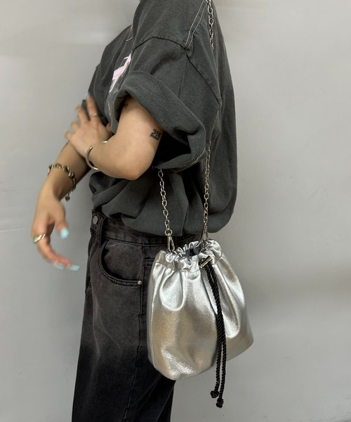 WHO'S WHO gallery（フーズフーギャラリー）の「【SixM/シックスエム】サテン/フェイクレザー巾着（ハンドバッグ・レディース・ブラック/ブラック系/シルバー・FREE）」の20枚目の写真