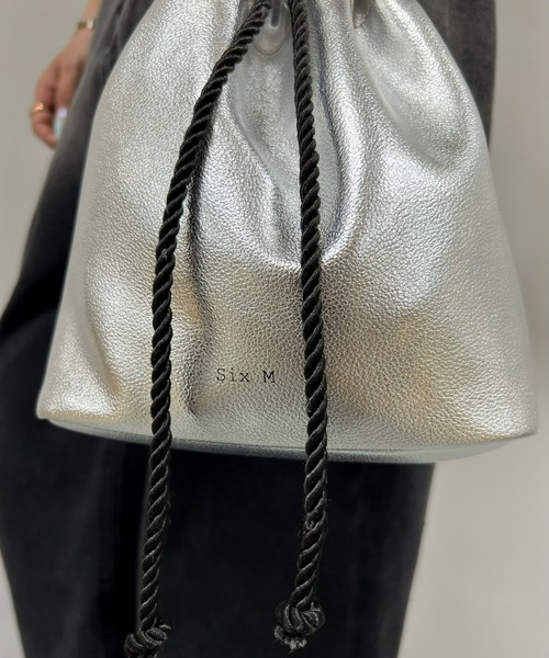 WHO'S WHO gallery（フーズフーギャラリー）の「【SixM/シックスエム】サテン/フェイクレザー巾着（ハンドバッグ・レディース・ブラック/ブラック系/シルバー・FREE）」の21枚目の写真