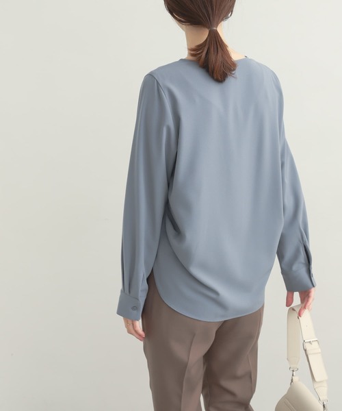 くすみミントブルーアーバンリサーチドアーズサイドタックゴールドパーツ長袖ブラウス URBAN RESEARCH DOORS（アーバンリサーチドアーズ）の「サイドタック