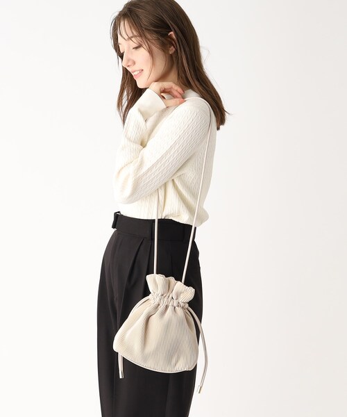 OPAQUE.CLIP（オペークドットクリップ）の「◆プリーツドローストリングミニショルダーバッグ（ショルダーバッグ・レディース・ベージュ/オフホワイト/ブラック/カーキ/ホワイト系4/ブラック系1/ブルー系6/ライトイエロー系2・00）」の2枚目の写真