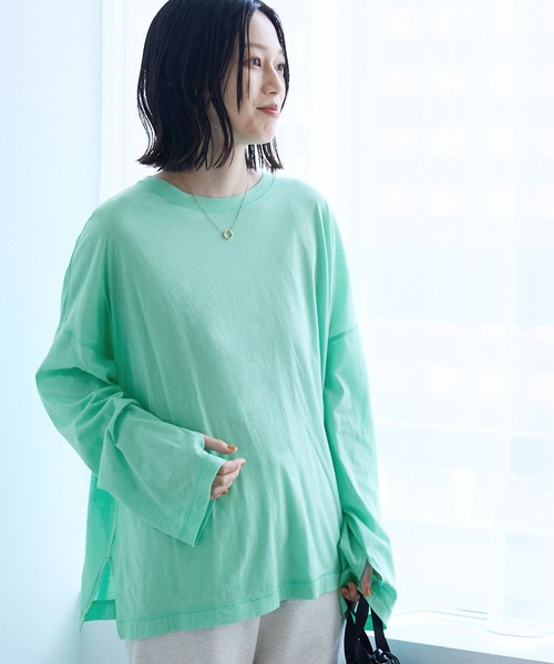 Chaco closet(チャコ クローゼット)の「オーバーサイズフィンガーホールシアーロングTシャツ(Tシャツ/カットソー・レディース・オフホワイト/ブルー/ブラック/ピンク/オレンジ/ミント・FREE)」の4枚目の写真