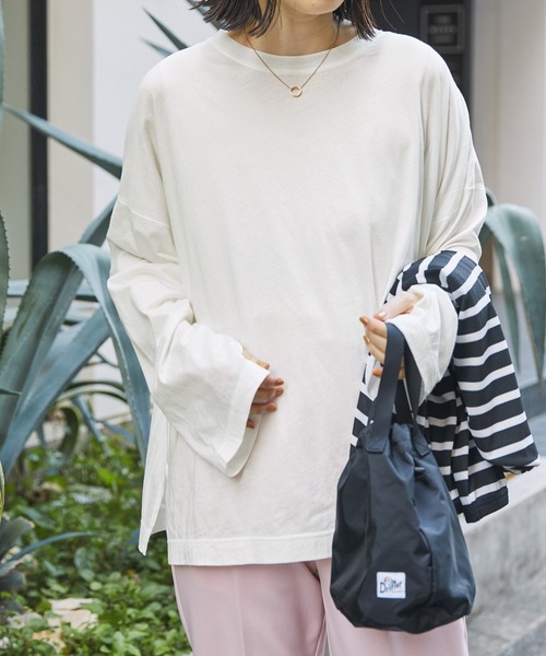 Chaco closet(チャコ クローゼット)の「オーバーサイズフィンガーホールシアーロングTシャツ(Tシャツ/カットソー・レディース・オフホワイト/ブルー/ブラック/ピンク/オレンジ/ミント・FREE)」の9枚目の写真