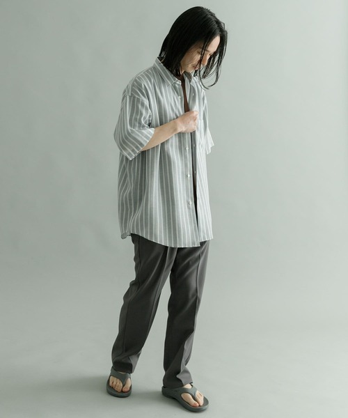 URBAN RESEARCH（アーバンリサーチ）の「ランダムストライプオーバーショートスリーブシャツ（シャツ/ブラウス・メンズ・チャコールグレー/ネイビー・MEDIUM/LARGE）」の7枚目の写真