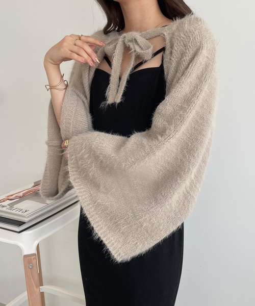 JUNOAH（ジュノア）の「フレアスリーブシャギーリボンニットボレロ（ニット/セーター・レディース・ブラック/アイボリー/グレイッシュベージュ・FREE）」の3枚目の写真