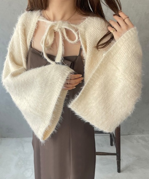 JUNOAH（ジュノア）の「フレアスリーブシャギーリボンニットボレロ（ニット/セーター・レディース・ブラック/アイボリー/グレイッシュベージュ・FREE）」の2枚目の写真