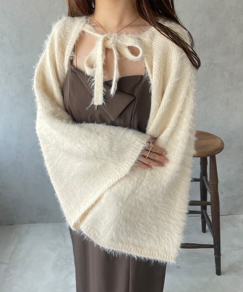 JUNOAH（ジュノア）の「フレアスリーブシャギーリボンニットボレロ（ニット/セーター・レディース・ブラック/アイボリー/グレイッシュベージュ・FREE）」の5枚目の写真