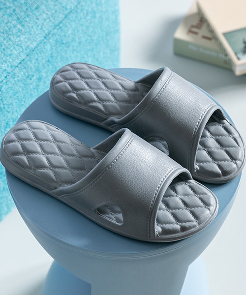 TeddyShop(テディショップ)の「ライン柄キルティング風デザインシャワーサンダル(サンダル・メンズ・ブラック/ベビーピンク/グレイッシュベージュ/ブルー/グレー/コーラルピンク/グリーン/イエロー・27.0cm/23.0cm/24.0cm/25.0cm/28.0cm)」の3枚目の写真