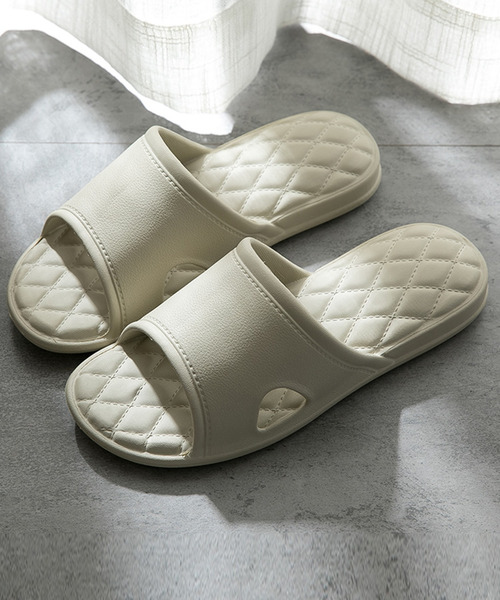 TeddyShop(テディショップ)の「ライン柄キルティング風デザインシャワーサンダル(サンダル・メンズ・ブラック/ベビーピンク/グレイッシュベージュ/ブルー/グレー/コーラルピンク/グリーン/イエロー・27.0cm/23.0cm/24.0cm/25.0cm/28.0cm)」の4枚目の写真