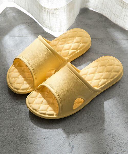 TeddyShop(テディショップ)の「ライン柄キルティング風デザインシャワーサンダル(サンダル・メンズ・ブラック/ベビーピンク/グレイッシュベージュ/ブルー/グレー/コーラルピンク/グリーン/イエロー・27.0cm/23.0cm/24.0cm/25.0cm/28.0cm)」の6枚目の写真