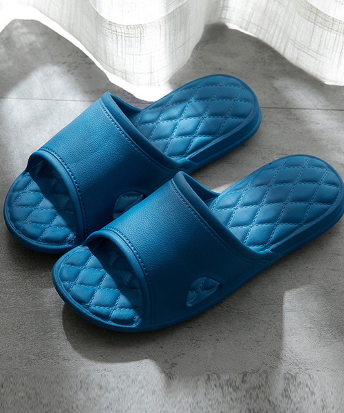 TeddyShop(テディショップ)の「ライン柄キルティング風デザインシャワーサンダル(サンダル・メンズ・ブラック/ベビーピンク/グレイッシュベージュ/ブルー/グレー/コーラルピンク/グリーン/イエロー・27.0cm/23.0cm/24.0cm/25.0cm/28.0cm)」の1枚目の写真