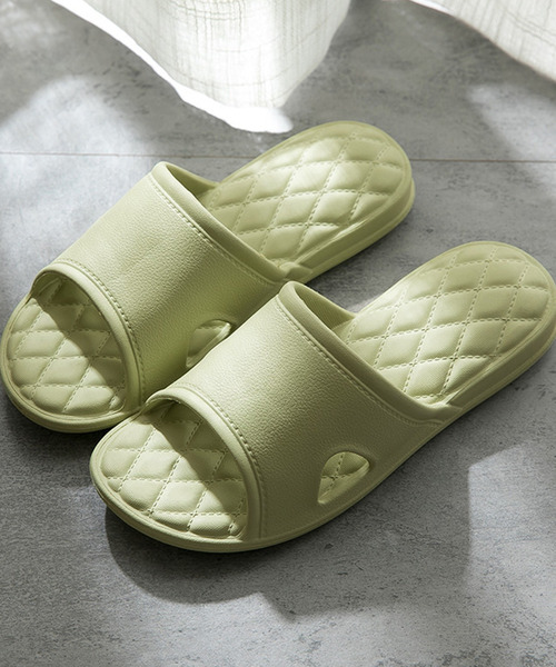 TeddyShop(テディショップ)の「ライン柄キルティング風デザインシャワーサンダル(サンダル・メンズ・ブラック/ベビーピンク/グレイッシュベージュ/ブルー/グレー/コーラルピンク/グリーン/イエロー・27.0cm/23.0cm/24.0cm/25.0cm/28.0cm)」の5枚目の写真