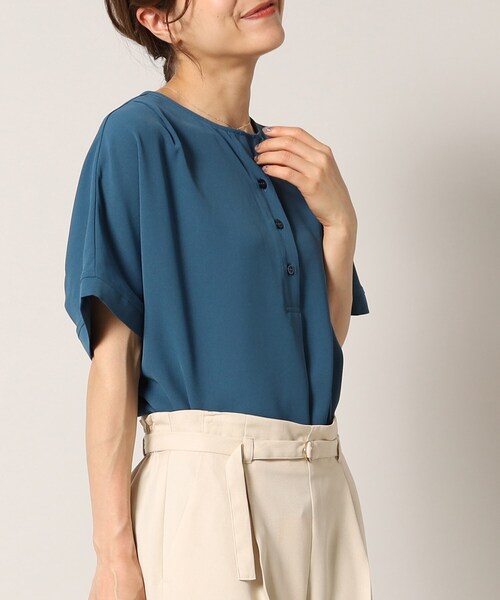 SHOO・LA・RUE(シューラルー)の「◆【接触冷感/イージーケア】さらさらぷるん ヘンリーネックブラウス(シャツ/ブラウス・レディース・ネイビー系6/ライトオレンジ系/ブラウン系その他/ナチュラル/カーキ/ブラック・00)」の5枚目の写真