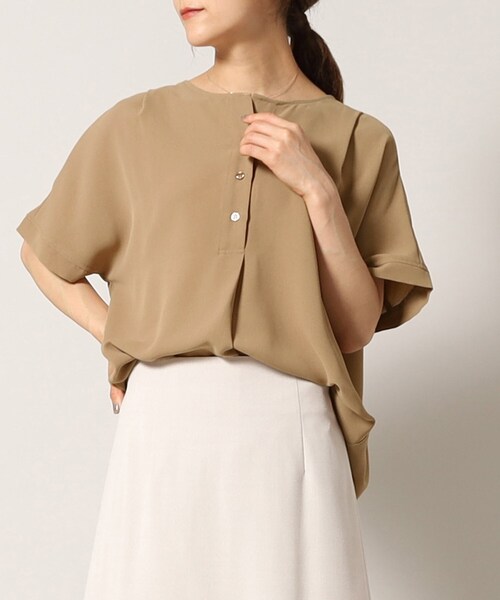 SHOO・LA・RUE(シューラルー)の「◆【接触冷感/イージーケア】さらさらぷるん ヘンリーネックブラウス(シャツ/ブラウス・レディース・ネイビー系6/ライトオレンジ系/ブラウン系その他/ナチュラル/カーキ/ブラック・00)」の2枚目の写真