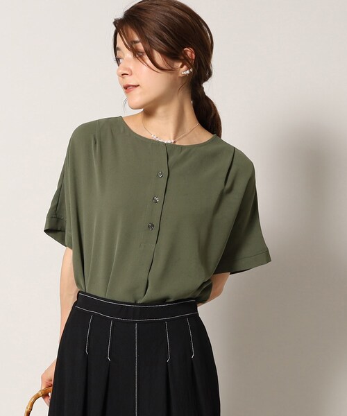 SHOO・LA・RUE(シューラルー)の「◆【接触冷感/イージーケア】さらさらぷるん ヘンリーネックブラウス(シャツ/ブラウス・レディース・ネイビー系6/ライトオレンジ系/ブラウン系その他/ナチュラル/カーキ/ブラック・00)」の4枚目の写真