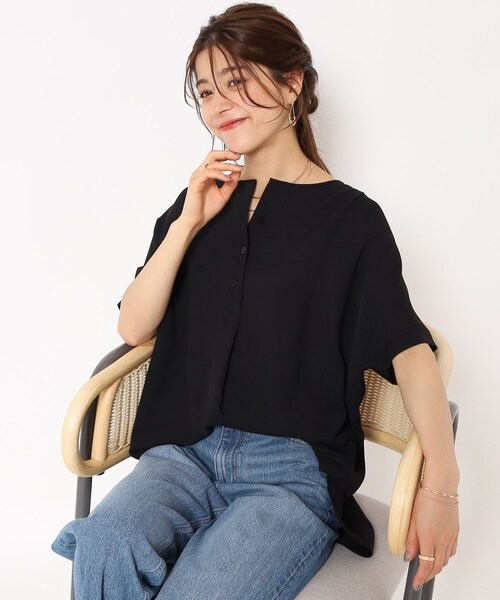 SHOO・LA・RUE(シューラルー)の「◆【接触冷感/イージーケア】さらさらぷるん ヘンリーネックブラウス(シャツ/ブラウス・レディース・ネイビー系6/ライトオレンジ系/ブラウン系その他/ナチュラル/カーキ/ブラック・00)」の1枚目の写真