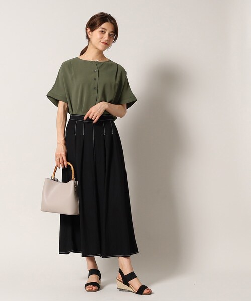SHOO・LA・RUE(シューラルー)の「◆【接触冷感/イージーケア】さらさらぷるん ヘンリーネックブラウス(シャツ/ブラウス・レディース・ネイビー系6/ライトオレンジ系/ブラウン系その他/ナチュラル/カーキ/ブラック・00)」の14枚目の写真