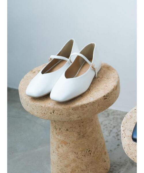 Lugnoncure（ルノンキュール）の「ローヒールストラップパンプス（パンプス・レディース・オフホワイト/ブラック/ゴールド・L/M）」の2枚目の写真