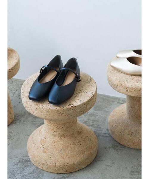 Lugnoncure（ルノンキュール）の「ローヒールストラップパンプス（パンプス・レディース・オフホワイト/ブラック/ゴールド・L/M）」の4枚目の写真