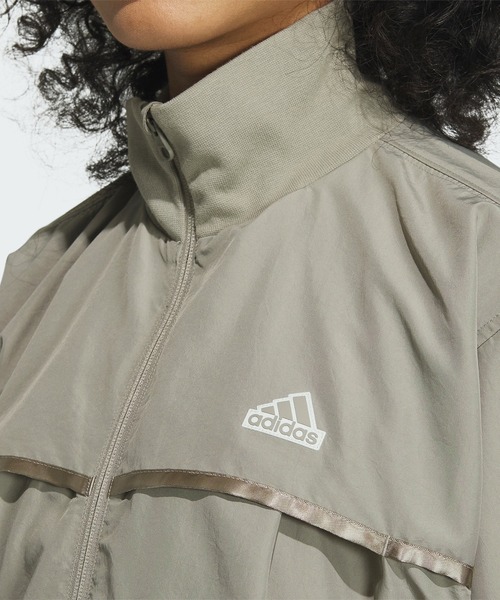 adidas（アディダス）の「ワーディング ルーズフィット ウーブンジャケット / アディダス adidas（ナイロンジャケット・レディース・グリーン系その他/ベージュ/グレー・X-LARGE/MEDIUM/XX-LARGE/SMALL/LARGE）」の10枚目の写真