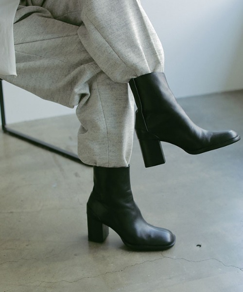 ETRE TOKYO（エトレトウキョウ）の「スムースレザーショートブーツ（ブーツ・レディース・ベージュ/ブラック・37/38/36）」の3枚目の写真