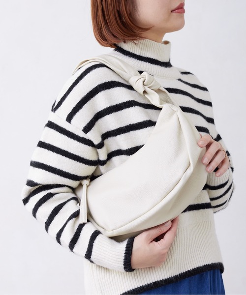 Chez toi(シェトワ)の「ハーフムーンPUショルダー(ショルダーバッグ・レディース・グレイッシュベージュ/ブラック/アイボリー・FREE)」の2枚目の写真