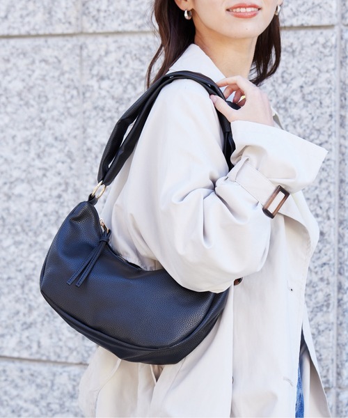 Chez toi(シェトワ)の「ハーフムーンPUショルダー(ショルダーバッグ・レディース・グレイッシュベージュ/ブラック/アイボリー・FREE)」の1枚目の写真