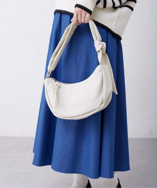 Chez toi(シェトワ)の「ハーフムーンPUショルダー(ショルダーバッグ・レディース・グレイッシュベージュ/ブラック/アイボリー・FREE)」の4枚目の写真