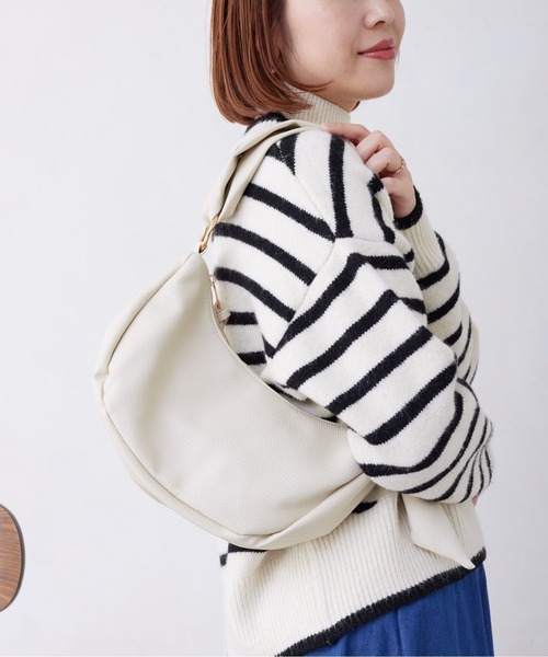 Chez toi(シェトワ)の「ハーフムーンPUショルダー(ショルダーバッグ・レディース・グレイッシュベージュ/ブラック/アイボリー・FREE)」の6枚目の写真