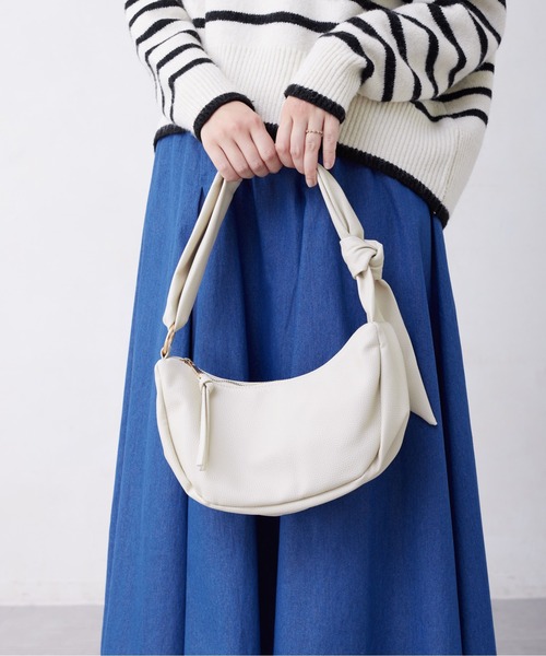 Chez toi(シェトワ)の「ハーフムーンPUショルダー(ショルダーバッグ・レディース・グレイッシュベージュ/ブラック/アイボリー・FREE)」の5枚目の写真