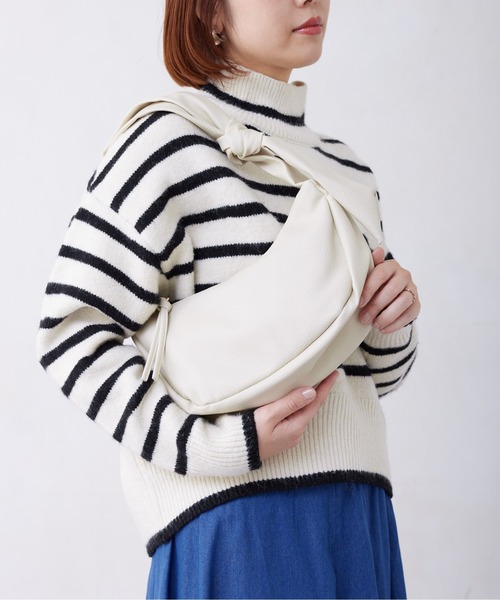 Chez toi(シェトワ)の「ハーフムーンPUショルダー(ショルダーバッグ・レディース・グレイッシュベージュ/ブラック/アイボリー・FREE)」の7枚目の写真