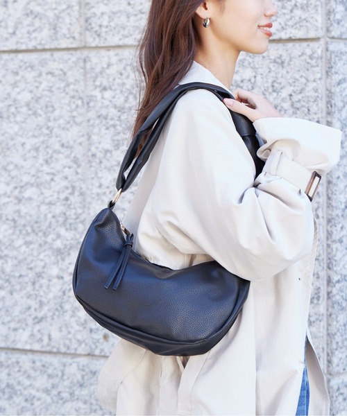 Chez toi(シェトワ)の「ハーフムーンPUショルダー(ショルダーバッグ・レディース・グレイッシュベージュ/ブラック/アイボリー・FREE)」の11枚目の写真