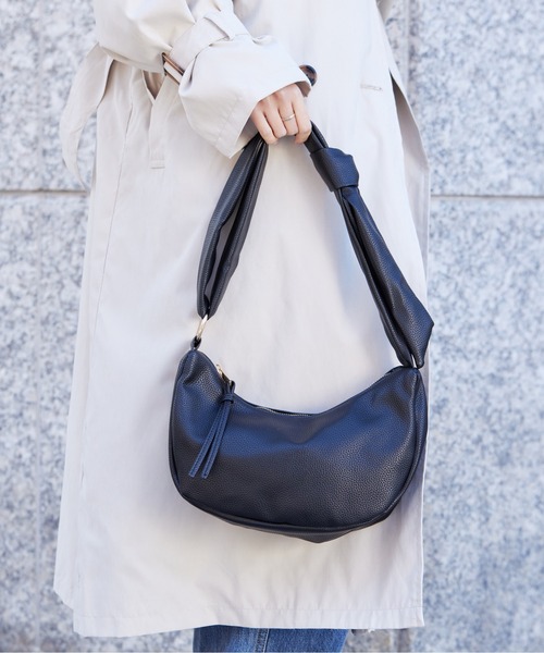 Chez toi(シェトワ)の「ハーフムーンPUショルダー(ショルダーバッグ・レディース・グレイッシュベージュ/ブラック/アイボリー・FREE)」の13枚目の写真