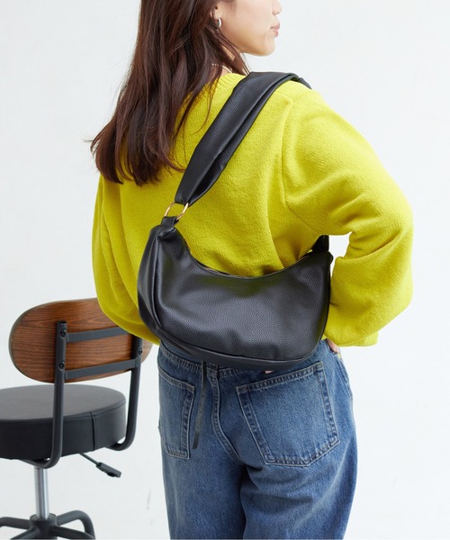 Chez toi(シェトワ)の「ハーフムーンPUショルダー(ショルダーバッグ・レディース・グレイッシュベージュ/ブラック/アイボリー・FREE)」の15枚目の写真