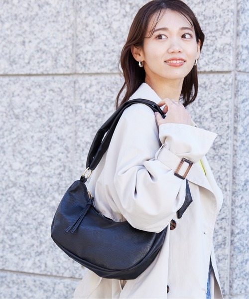 Chez toi(シェトワ)の「ハーフムーンPUショルダー(ショルダーバッグ・レディース・グレイッシュベージュ/ブラック/アイボリー・FREE)」の12枚目の写真