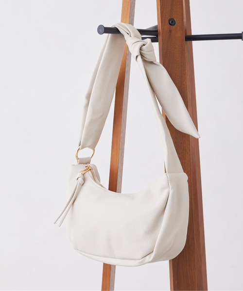 Chez toi(シェトワ)の「ハーフムーンPUショルダー(ショルダーバッグ・レディース・グレイッシュベージュ/ブラック/アイボリー・FREE)」の8枚目の写真