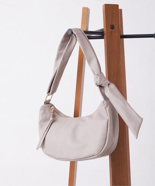 Chez toi(シェトワ)の「ハーフムーンPUショルダー(ショルダーバッグ・レディース・グレイッシュベージュ/ブラック/アイボリー・FREE)」の17枚目の写真