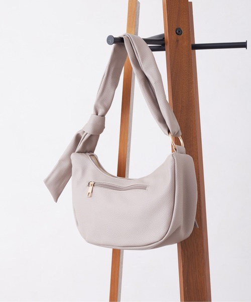 Chez toi(シェトワ)の「ハーフムーンPUショルダー(ショルダーバッグ・レディース・グレイッシュベージュ/ブラック/アイボリー・FREE)」の18枚目の写真