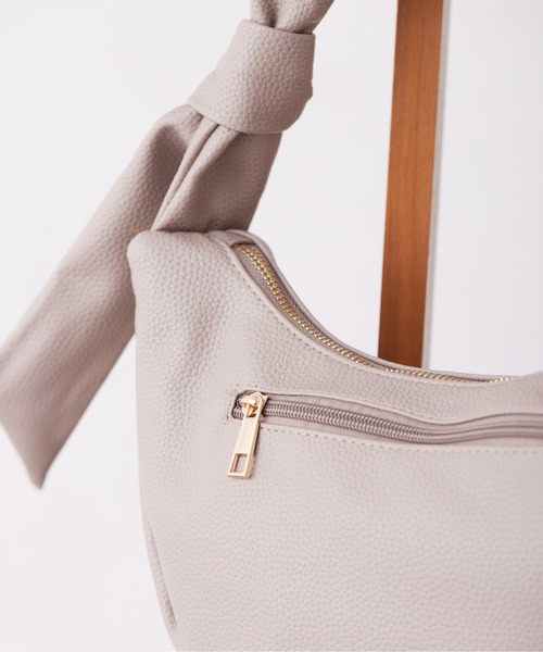 Chez toi(シェトワ)の「ハーフムーンPUショルダー(ショルダーバッグ・レディース・グレイッシュベージュ/ブラック/アイボリー・FREE)」の19枚目の写真