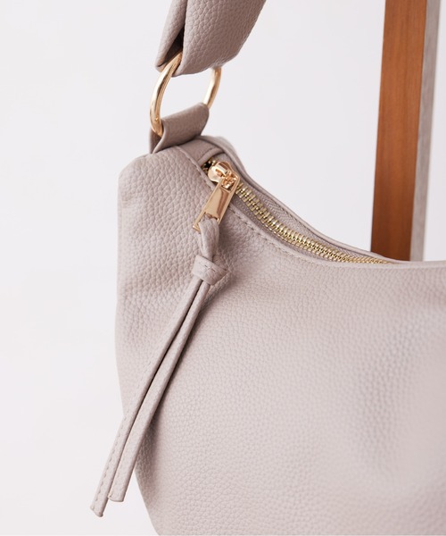 Chez toi(シェトワ)の「ハーフムーンPUショルダー(ショルダーバッグ・レディース・グレイッシュベージュ/ブラック/アイボリー・FREE)」の20枚目の写真