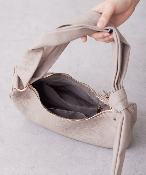 Chez toi(シェトワ)の「ハーフムーンPUショルダー(ショルダーバッグ・レディース・グレイッシュベージュ/ブラック/アイボリー・FREE)」の22枚目の写真