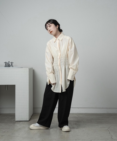 lawgy（ラウジー）の「waist shirring midi shirt / ウエストシャーリングミディシャツ（シャツ/ブラウス・レディース・ホワイト/アイボリー・FREE）」の2枚目の写真