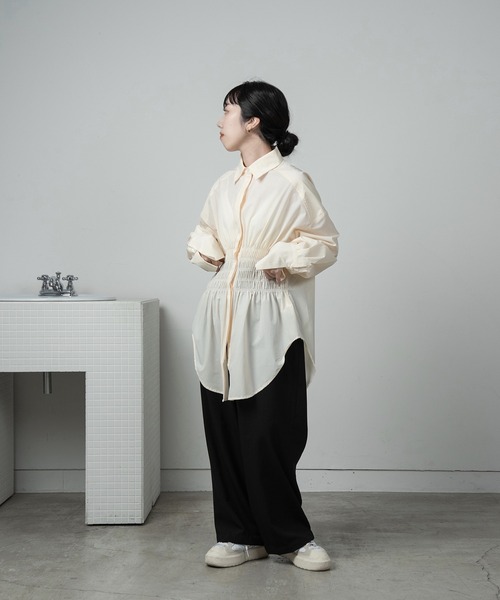 lawgy（ラウジー）の「waist shirring midi shirt / ウエストシャーリングミディシャツ（シャツ/ブラウス・レディース・ホワイト/アイボリー・FREE）」の3枚目の写真