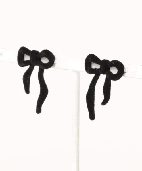 LOWRYS FARM(ローリーズファーム)の「シンプルリボンピアス 108476(ピアス(両耳用)・レディース・ベージュ/グレー/ブラック・FREE)」の1枚目の写真
