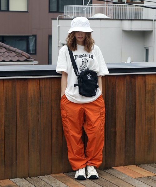 THRASHER（スラッシャー）の「GONZ Mini Shoulder Bag/スラッシャースマートフォン収納可能ワンポイントアイコンミニショルダーバッグ（ショルダーバッグ・メンズ・ブラック×ホワイト・FREE）」の6枚目の写真