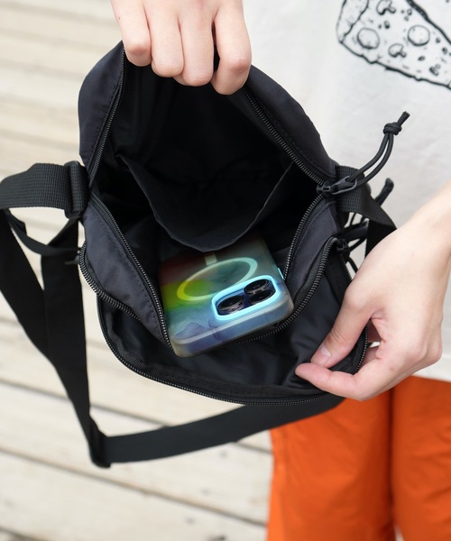 THRASHER（スラッシャー）の「GONZ Mini Shoulder Bag/スラッシャースマートフォン収納可能ワンポイントアイコンミニショルダーバッグ（ショルダーバッグ・メンズ・ブラック×ホワイト・FREE）」の11枚目の写真